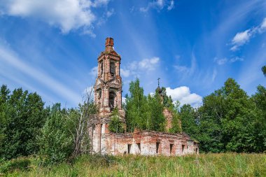 Rusya 'nın Kostroma eyaletinde, Letter River' daki Pokrovskaya Kilisesi 'nde terk edilmiş bir Ortodoks kilisesi. İnşaat yılı 1792. Şu anda tapınak terk edilmiş durumda..
