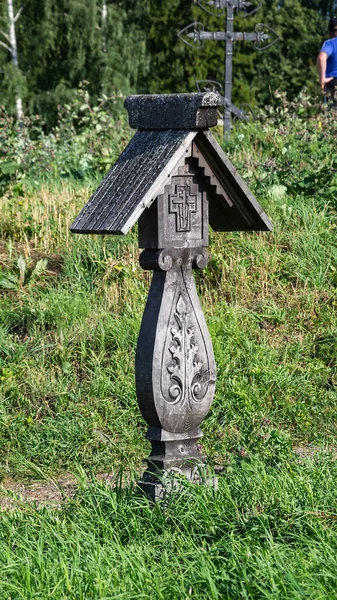 プルズ市のレビタン山の古い木の十字架 — ストック写真