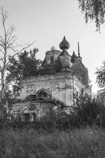 Uma Antiga Igreja Ortodoxa Abandonada Igreja Aldeia Zaluzhye Província Kostroma — Fotografia de Stock