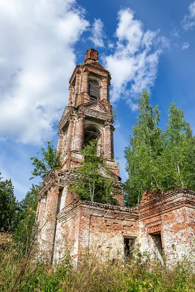 Elhagyott Ortodox Harangtorony Pokrovszkaja Templom Levél Folyón Kosztroma Tartomány Oroszország — Stock Fotó