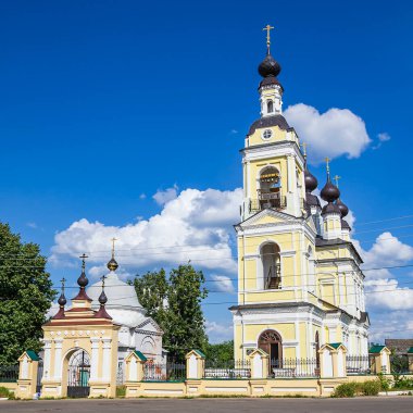 1808 yılında Volga Nehri üzerindeki Ples kasabasındaki Trinity Kilisesi, Rusya, Ivanovo bölgesi inşaat yılı.