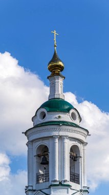 Varvarinsky Kilisesi 'nin çan kulesi Volga Nehri üzerindeki Ples şehri, Rusya, Ivanovo bölgesi inşaat yılı 1821.