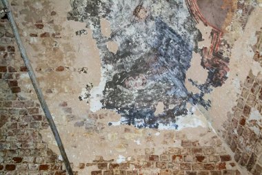 Terk edilmiş bir Ortodoks kilisesinin duvarlarında freskler, Rusya 'nın Kostroma ilinin Spasskoye köyünün kilisesi. İnşaat yılı 1822. Şu anda tapınak terk edilmiş durumda..
