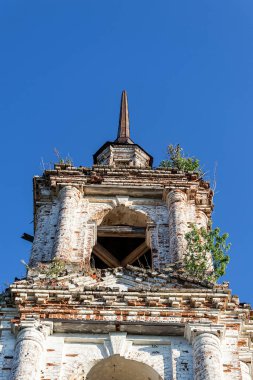 Eski terk edilmiş bir çan kulesi, Zaluzhye köyünün tapınağı, Kostroma, Rusya. İnşaat yılı 1822. Şu anda tapınak terk edilmiş durumda..