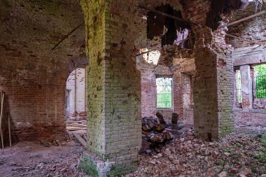 Rusya 'nın Kostroma ilindeki Zaluzhye köyünün terk edilmiş bir Ortodoks kilisesinin içinde. İnşaat yılı 1822. Şu anda tapınak terk edilmiş durumda..