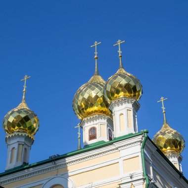 1817 'de inşa edilen Volga Nehri, Rusya ve Ivanovo bölgesindeki Ples kasabasında Diriliş Kilisesi haçları bulunan kubbeler..