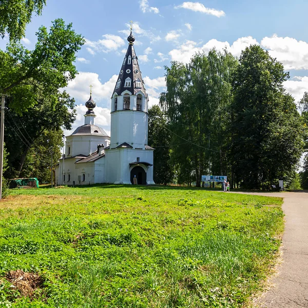 Volga Nehri üzerindeki Ples kasabasındaki Varsayım Kilisesi, Rusya, Ivanovo bölgesi inşaat yılı 1699.