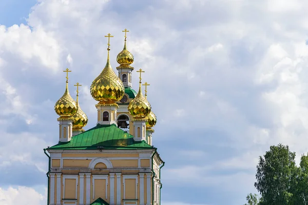 1817 'de inşa edilen Volga Nehri, Rusya ve Ivanovo bölgesindeki Ples kasabasında Diriliş Kilisesi haçları bulunan kubbeler..