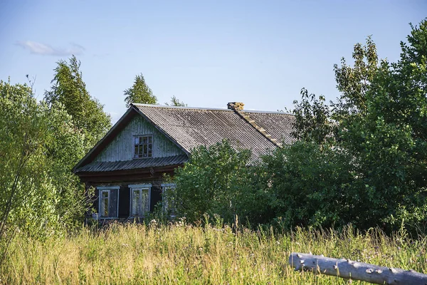 Ein Altes Verlassenes Dorfhaus Auf Dem Land — Stockfoto