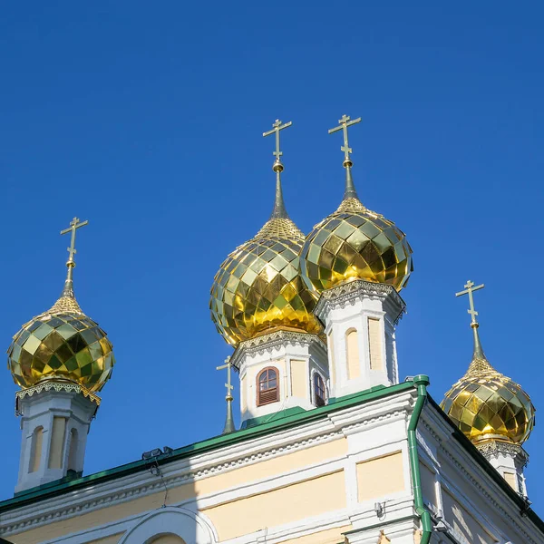 Cúpulas Con Cruces Iglesia Resurrección Ciudad Ples Río Volga Rusia —  Fotos de Stock