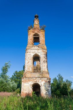 Eski terk edilmiş Ortodoks çan kulesi, Rusya 'nın Kostroma ilindeki Spasskoye köyünün kilisesi. İnşaat yılı 1822. Şu anda tapınak terk edilmiş durumda..