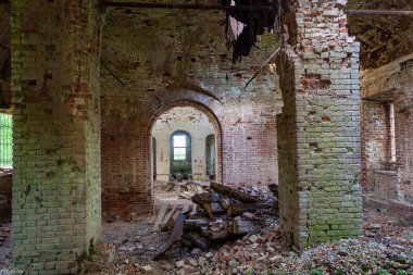 Rusya 'nın Kostroma ilindeki Zaluzhye köyünün terk edilmiş bir Ortodoks kilisesinin içinde. İnşaat yılı 1822. Şu anda tapınak terk edilmiş durumda..