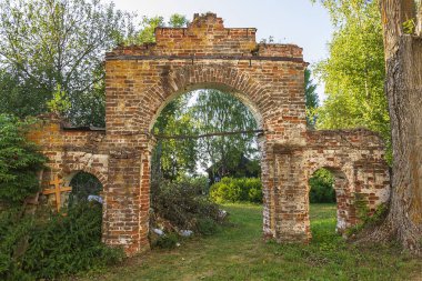 Terk edilmiş bir tapınağın kapısı, Zaluzhye köyünün tapınağı, Kostroma, Rusya. İnşaat yılı 1822. Şu anda tapınak terk edilmiş durumda..