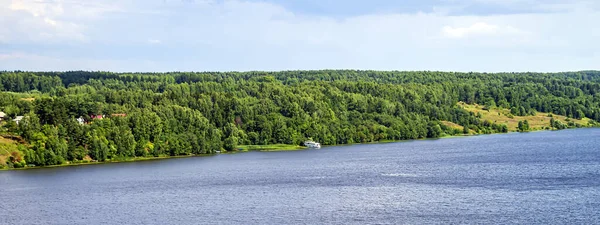 Volga nehri üzerindeki Ples şehrinin manzarası