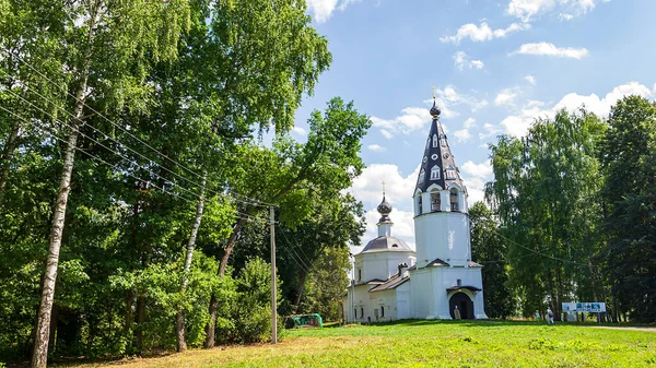 Volga Nehri üzerindeki Ples kasabasındaki Varsayım Kilisesi, Rusya, Ivanovo bölgesi inşaat yılı 1699.