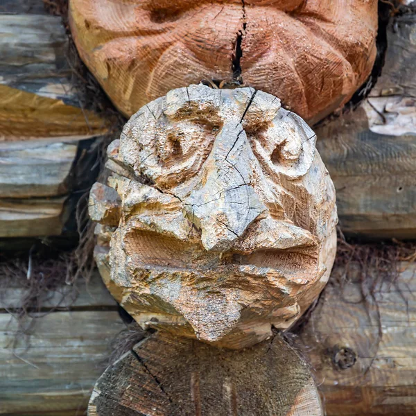 Tahtadan oyulmuş bir yüz, dekoratif bir eşya.