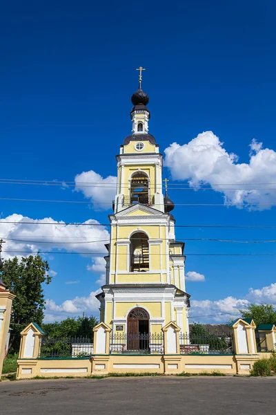 1808 yılında Rusya 'nın Volga Nehri' ndeki Ples kasabasındaki Trinity Kilisesi 'nin çan kulesi..