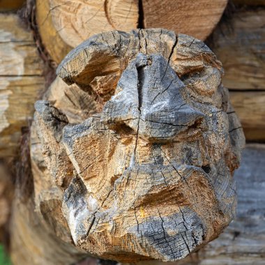 Tahtadan oyulmuş bir yüz, dekoratif bir eşya.