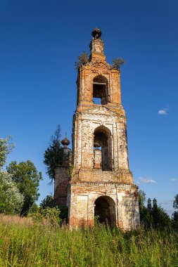 Eski terk edilmiş Ortodoks çan kulesi, Rusya 'nın Kostroma ilindeki Spasskoye köyünün kilisesi. İnşaat yılı 1822. Şu anda tapınak terk edilmiş durumda..