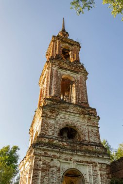 Eski terk edilmiş bir çan kulesi, Zaluzhye köyünün tapınağı, Kostroma, Rusya. İnşaat yılı 1822. Şu anda tapınak terk edilmiş durumda..