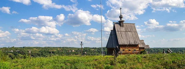 교회는 마을의 마을로 러시아 Ples Volga River 있으며 지역은 1700 — 스톡 사진