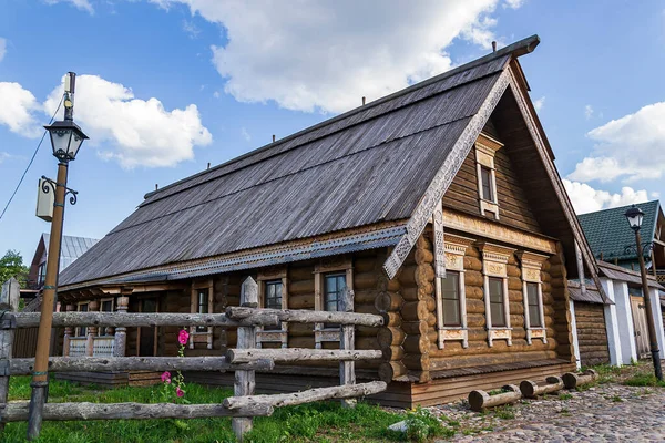 现代化的新农村木制房屋 — 图库照片