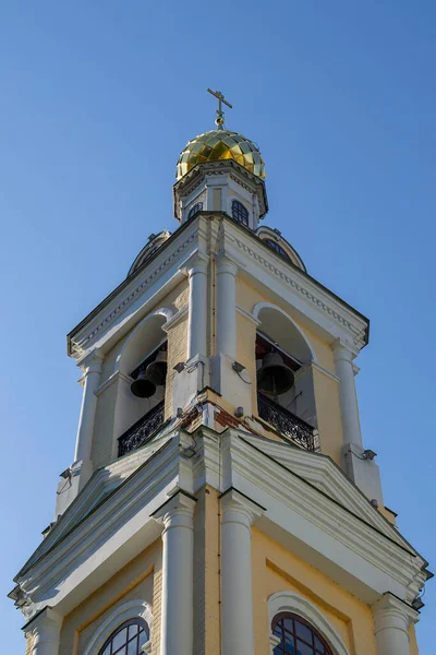 再建年1817年のロシア イヴァノヴォ州ヴォルガ川のプレスの町の復活教会の鐘楼 — ストック写真