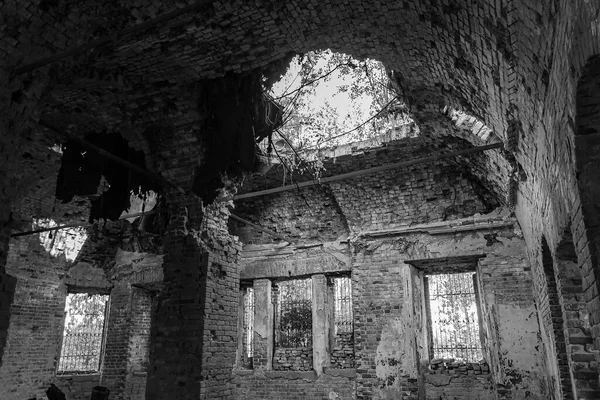 Rusya 'nın Kostroma ilindeki Zaluzhye köyünün terk edilmiş bir Ortodoks kilisesinin içinde. İnşaat yılı 1822. Şu anda tapınak terk edilmiş durumda..