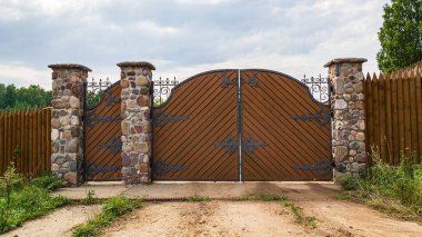 Tahta kapı ve eski tarz bir kapı.