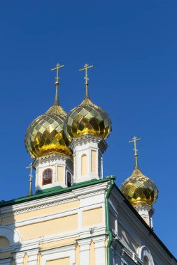 1817 'de inşa edilen Volga Nehri, Rusya ve Ivanovo bölgesindeki Ples kasabasında Diriliş Kilisesi haçları bulunan kubbeler..
