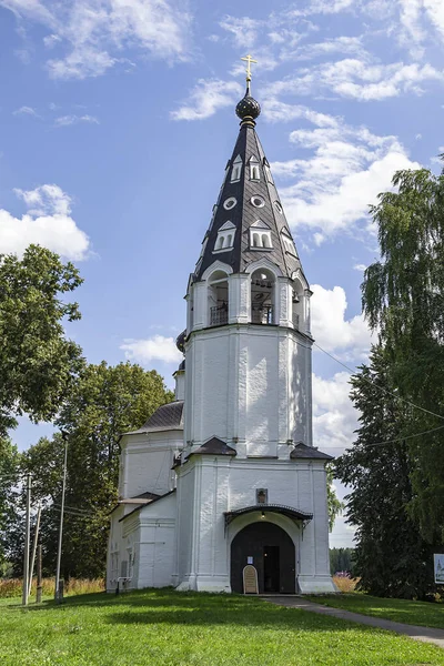 建設年1699年のボルガ川 ロシア イワノヴォ地方のプレス市の仮定教会の鐘楼 — ストック写真
