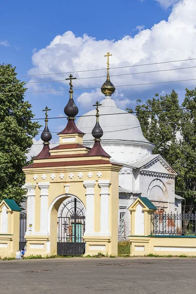 1808 yılında Volga Nehri üzerindeki Ples kasabasındaki Trinity Kilisesi, Rusya, Ivanovo bölgesi inşaat yılı.