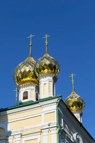 Kopuły Krzyżami Kościoła Zmartwychwstania Pańskiego Miejscowości Ples Nad Wołgą Rosja — Zdjęcie stockowe