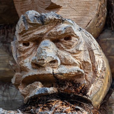 Tahtadan oyulmuş bir yüz, dekoratif bir eşya.