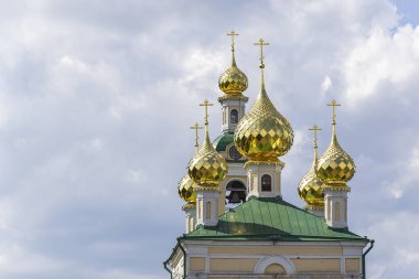 1817 'de inşa edilen Volga Nehri, Rusya ve Ivanovo bölgesindeki Ples kasabasında Diriliş Kilisesi haçları bulunan kubbeler..