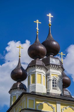 1808 yılında Rusya 'nın Volga Nehri' ndeki Ples kasabasında haçları bulunan Trinity Kilisesi 'nin kubbeleri inşa edildi..