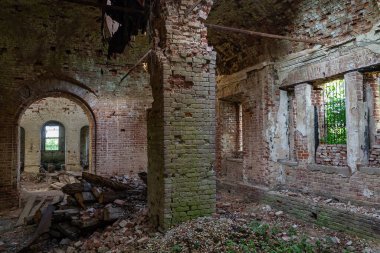 Rusya 'nın Kostroma ilindeki Zaluzhye köyünün terk edilmiş bir Ortodoks kilisesinin içinde. İnşaat yılı 1822. Şu anda tapınak terk edilmiş durumda..
