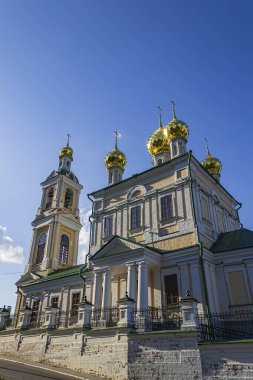 1817 yılında inşa edilen Volga Nehri 'ndeki Ples kasabasındaki Diriliş Kilisesi, Rusya, Ivanovo bölgesi..