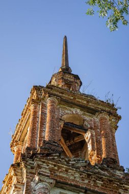 Eski terk edilmiş bir çan kulesi, Zaluzhye köyünün tapınağı, Kostroma, Rusya. İnşaat yılı 1822. Şu anda tapınak terk edilmiş durumda..