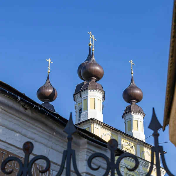 Kuppeln Der Dreifaltigkeitskirche Mit Kreuzen Der Stadt Ples Der Wolga — Stockfoto