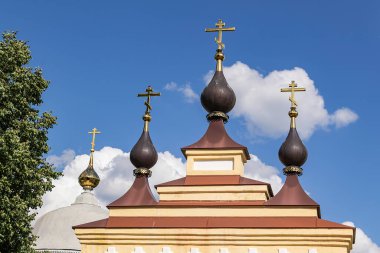 1808 yılında Rusya 'nın Volga Nehri' ndeki Ples kasabasında haçları bulunan Trinity Kilisesi 'nin kubbeleri inşa edildi..