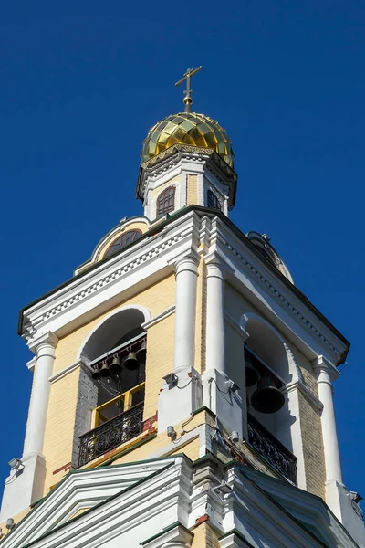 再建年1817年のロシア イヴァノヴォ州ヴォルガ川のプレスの町の復活教会の鐘楼 — ストック写真