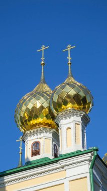 1817 'de inşa edilen Volga Nehri, Rusya ve Ivanovo bölgesindeki Ples kasabasında Diriliş Kilisesi haçları bulunan kubbeler..