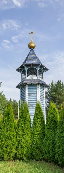 Köydeki Mavi Ahşap Çan Kulesi — Stok fotoğraf