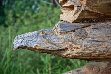 Tahtadan oyulmuş bir yüz, dekoratif bir eşya.