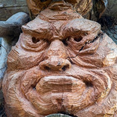 Tahtadan oyulmuş bir yüz, dekoratif bir eşya.