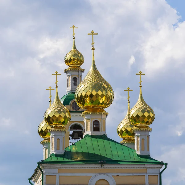 Cúpulas Con Cruces Iglesia Resurrección Ciudad Ples Río Volga Rusia —  Fotos de Stock