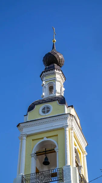 建設年1808年のロシア イヴァノヴォ州ヴォルガ川のプレスの町のトリニティ教会の鐘楼 — ストック写真