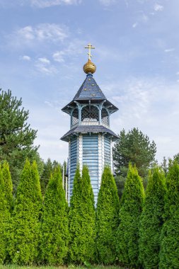 Köydeki mavi ahşap çan kulesi.