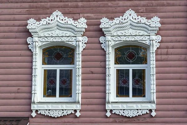 Una Vieja Ventana Con Bandas Platino Talladas — Foto de Stock